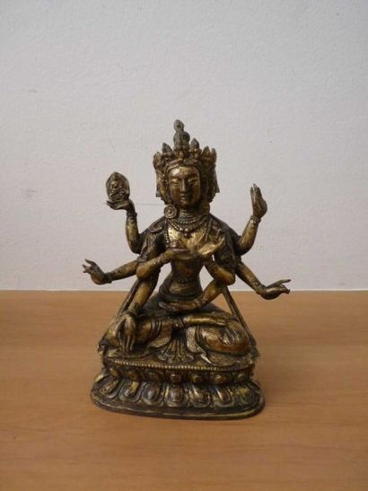 TIBET Divinité en bronze doré, assise en lotus, à trois visages et huit bras. Sur...