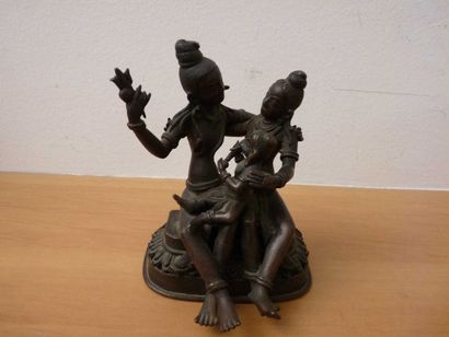 Asie du sud-est PETIT GROUPE en bronze représentant un couple de divinités, un enfant...