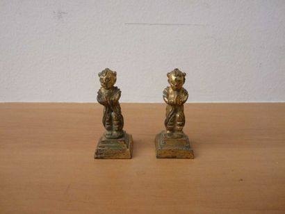 CHINE DEUX SUJETS en bronze doré figurant des moines en prière. H: 6 cm