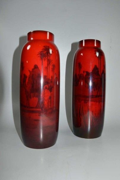 ROYAL DOULTON Paire de vase à fond rouge à décor orientaliste. Marque au revers....