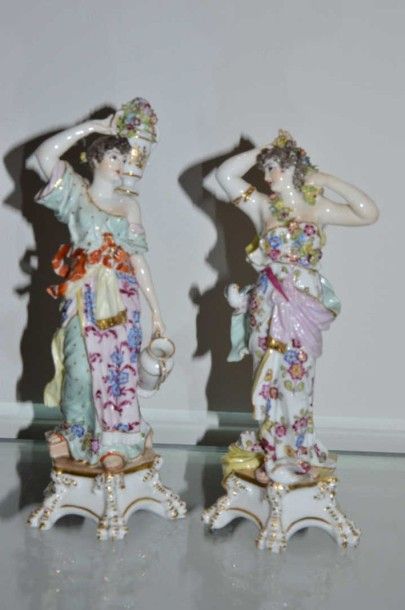 Allemagne Deux sujets formant pendants en porcelaine: Femmes aux fleurs et oiseaux....