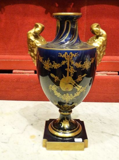 null SAINTE RADEGONDE à TOURS: Vase en faïence fine décorée en or sur fond bleu turquoise...