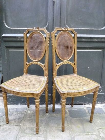 null PAIRE DE CHAISES en bois sculpté et doré, dossiers et sièges cannés. Style Louis...