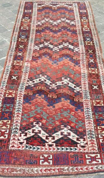null Ancienne GALERIE Nord Ouest de l'Iran à décor de crochets polychromes. 285 x...
