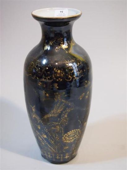 CHINE Vase à décor en or de faisans et tiges fleuries sur fond noir. XIXème siècle....
