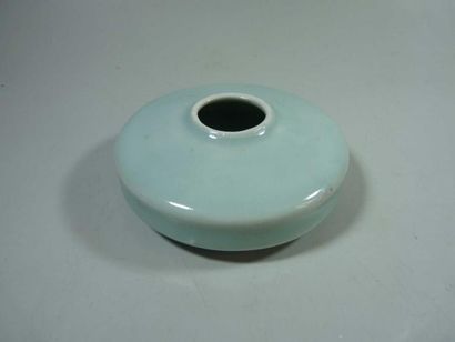 CHINE PETIT VASE en porcelaine celadon. Marque au revers. H. 4,5 cm - D. 11 cm