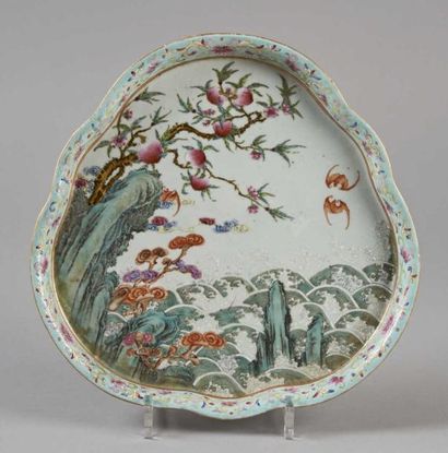 null PLAT polylobé en porcelaine à décor polychrome. XIXe siècle. 28 x 28 cm