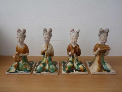 CHINE Quatre statuettes en terre cuite émaillée "Sancai" de musiciennes tenant des...