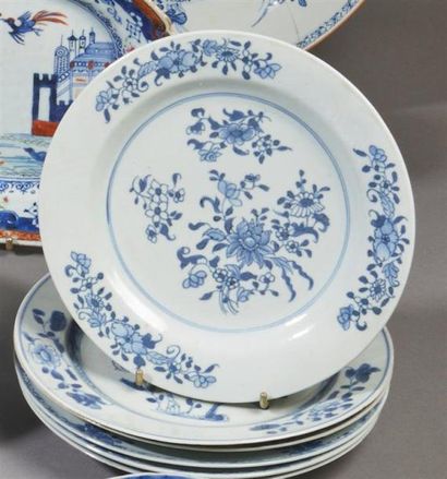 CHINE Six assiettes rondes à décor divers de fleurs en bleu sous couverte. XVIIIe...