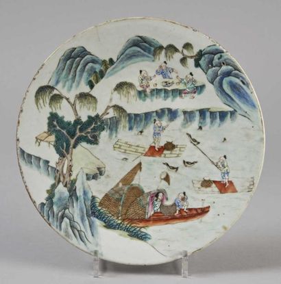 CHINE Plat rond en porcelaine à décor polychrome d'un paysage lacustre animé de personnages....