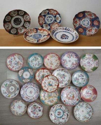 Angleterre Ensemble de sous tasses en porcelaine à décor polychrome floral la plupart...