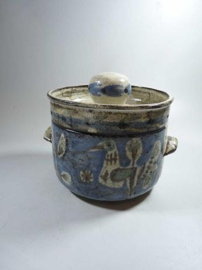 ANONYME Grand pot couvert en céramique émaillée sous couverte bleu et beige à décor...