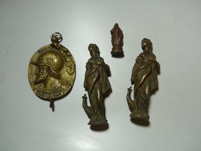 null ENSEMBLE de trois sujets en bronze et un porte montre à profil de guerrier