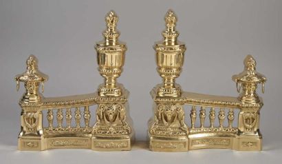 null PAIRE DE CHENETS en bronze doré à décord'une balustrade, de vases, mascarons...