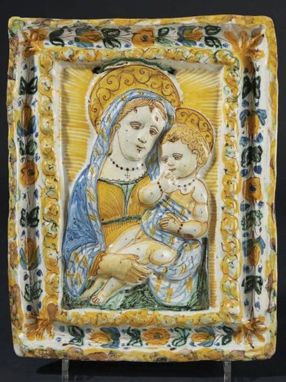 "DERUTA" "Plaque rectangulaire en faïence à décor polychrome et en relief d'une Vierge...