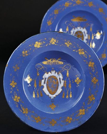 "CASTELLI" "Plat rond de forme tondino en faïence à fond bleu berettino à décor en...