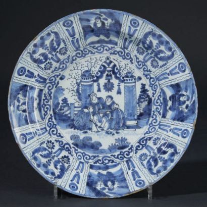 "DELFT" "Plat rond en faïence à décor en camaïeu bleu de quatre chinois assis sous...