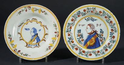 "DELFT" "Deux assiettes à décor polychrome au centre d'un portrait du Prince d'Orange,...