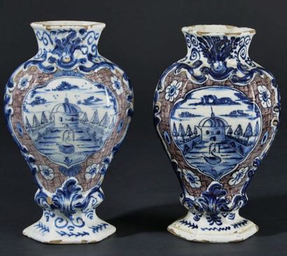 "DELFT" "Paire de vases balustre en faïence à décor en camaïeu bleu d'une vue de...