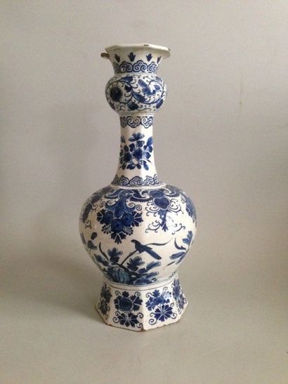 "DELFT" "Vase en faïence de forme balustre à pans coupés à décor en camaïeu bleu...