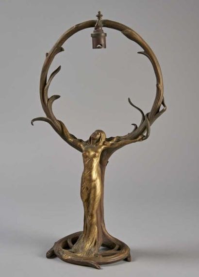 TRAVAIL ART NOUVEAU Lampe de table en bronze à patine dorée nuancée à une lumière...