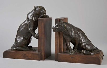 Roger GODCHAUX (1878-1958) & SUSSE FRERES (éditeur) " Lionnes ". Paire de sculptures...