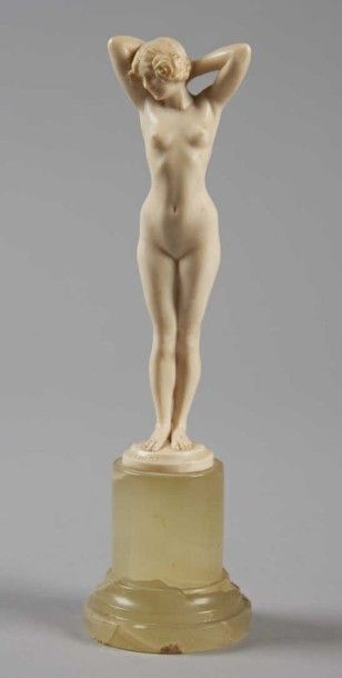 JOE DESCOMPS (1869-1950) " Jeune femme nue ". Sculpture en ivoire sur son socle d'origine...