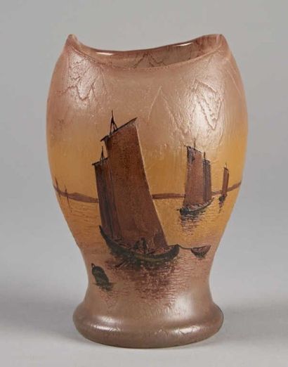 LEGRAS Vase ovoïde sur talon et col à deux pointes étirées à chaud. Epreuve en verre...