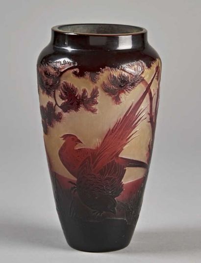 PAUL NICOLAS (1875-1952) Vase à corps ovoïde épaulé et col bagué. Epreuve en verre...