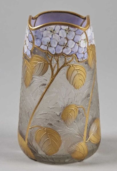 PANTIN (verrerie de) Vase conique à col ouvert quadrilobé. Epreuve en verre givré....