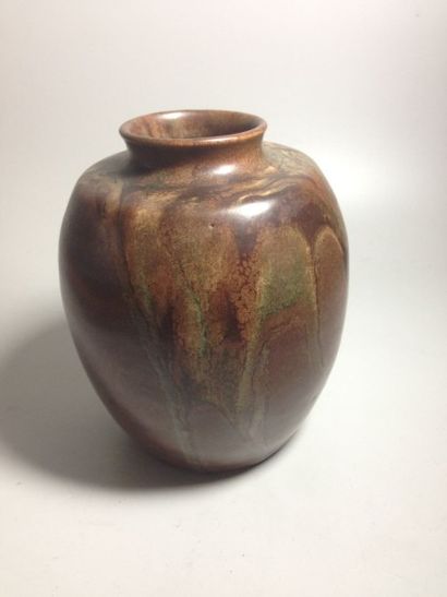null TRAVAIL FRANÇAIS 
Vase en céramique à corps ovoïde et petit col galbé. Coulée...