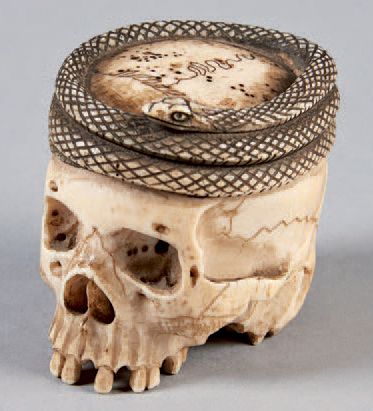 null "MEMENTO MORI" Modèle réduit d'un crâne humain en ivoire sculpté, le tour supérieur...