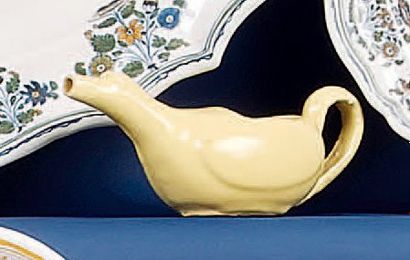 null AUVILLAR - Canard de malade émaillé jaune, en forme de canard. XIXème siècle....