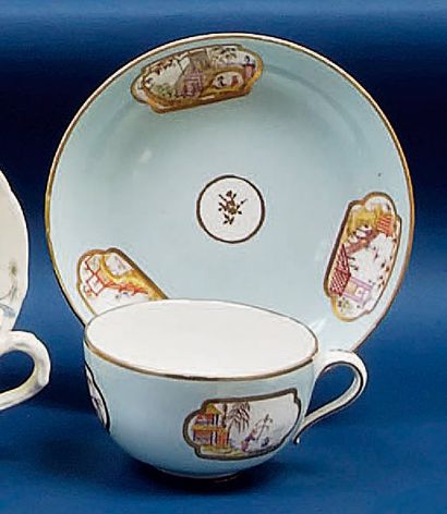 null SEVRES - Tasse à thé et sa soucoupe en porcelaine dure à décor polychrome de...