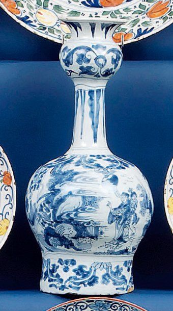 null DELFT - Vase de forme balustre à décor en camaïeu bleu de chinois dans un paysage...