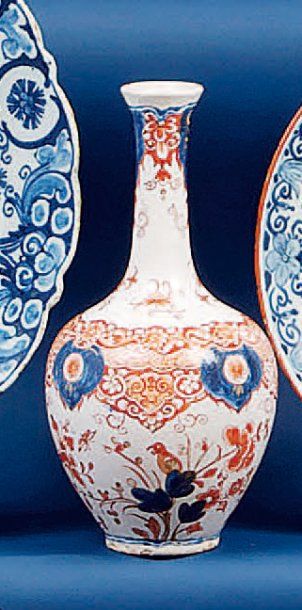 null DELFT : Vase bouteille de forme balustre dit « Delft doré » décoré dans la palette...