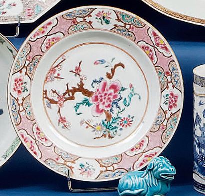 null CHINE : Assiette ronde à décor floral des émaux de la Famille Rose. XVIII°siècle....