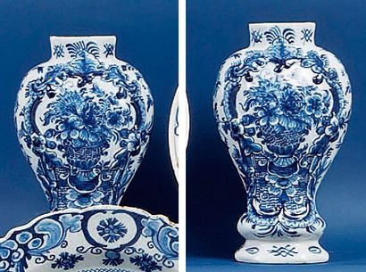 null DELFT - Trois vases de forme balustre à décor en camaïeu bleu de paysage fluvial...