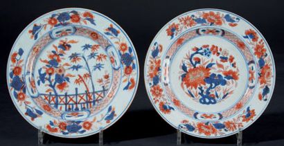 CHINE Deux assiettes en porcelaine à décor bleu, rouge et or dit Imari de fleurs...