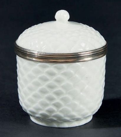 SAINT-CLOUD Pot à sucre couvert en porcelaine tendre émaillée blanche à décor en...