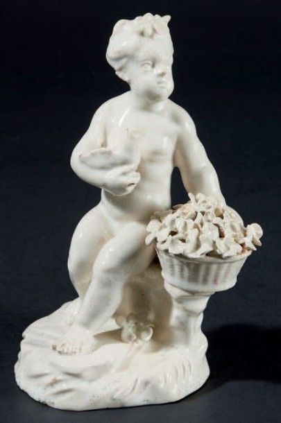 CHANTILLY Statuette en porcelaine tendre émaillée blanche représentant un amour assis...