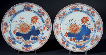 CHINE Paire de plats ronds en porcelaine à décor bleu, rouge et or dit Imari de lotus...