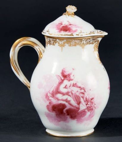 SÈVRES Pot à lait Hébert couvert en porcelaine tendre à décor en camaïeu pourpre...