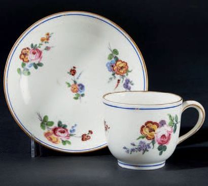 SÈVRES Gobelet Bouillard et sa soucoupe en porcelaine tendre à décor polychrome de...