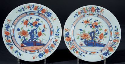CHINE Deux assiettes en porcelaine à décor bleu, rouge, vert et or dit Imari d'un...