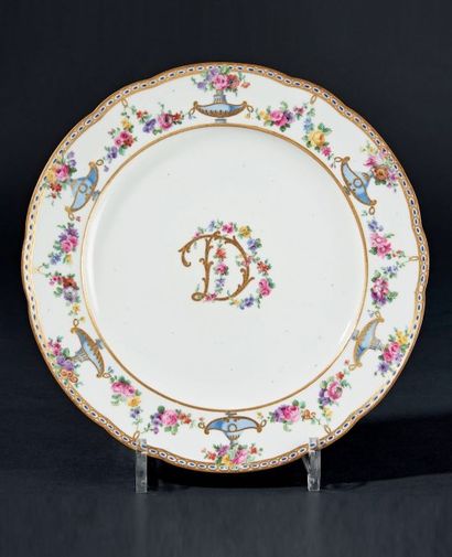 SÈVRES Assiette en porcelaine tendre du service à petits vases et guirlandes de la...