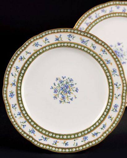 SÈVRES Deux assiettes en porcelaine tendre du service à perles et barbeaux de Marie-Antoinette...