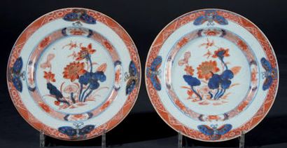 CHINE Deux assiettes en porcelaine à décor bleu, rouge et or dit Imari de lotus,...