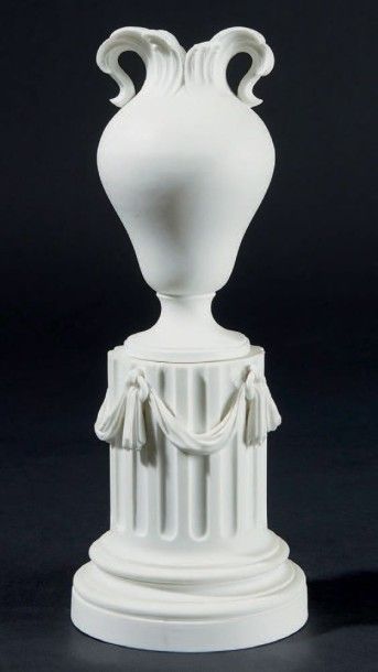 SÈVRES Vase à oreilles et son piédestal en biscuit de porcelaine tendre, le socle...