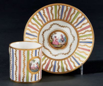 SÈVRES Gobelet litron et sa soucoupe en porcelaine tendre de Sèvres de la troisième...